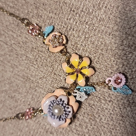 NWT designer Plunder flower gold necklace - Picture 3 of 6